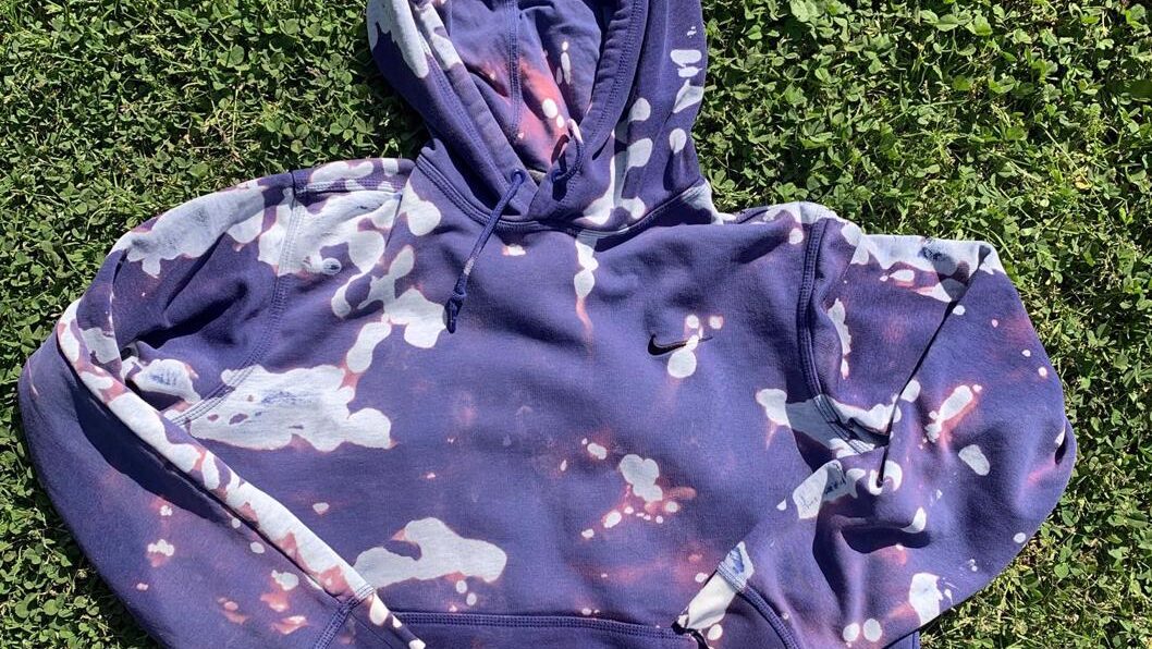 Jak Pofarbować Koszulkę Na Kolorowo Jak pofarbować bluzę domestosem (efekt TIE-DYE) - Gdzie jest lumpeks?
